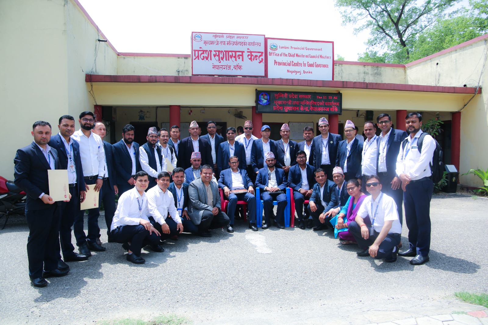 सेवाकालिन तालिम अधिकृतस्तर छैठौको २०८१/०१/०९ गते समापन समारोह फोटो सेसन समुह (क)