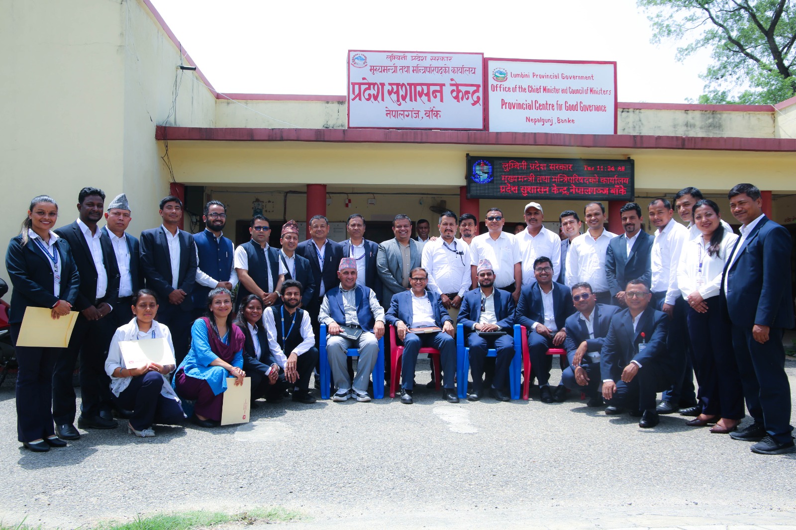 सेवाकालिन तालिम अधिकृतस्तर आठौको २०८२/०१/०९ गते समापन समारोह फोटो सेसन